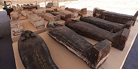 Египетские археологи обнаружили в некрополе Саккары тайник с 250 мумиями в раскрашенных деревянных саркофагах
