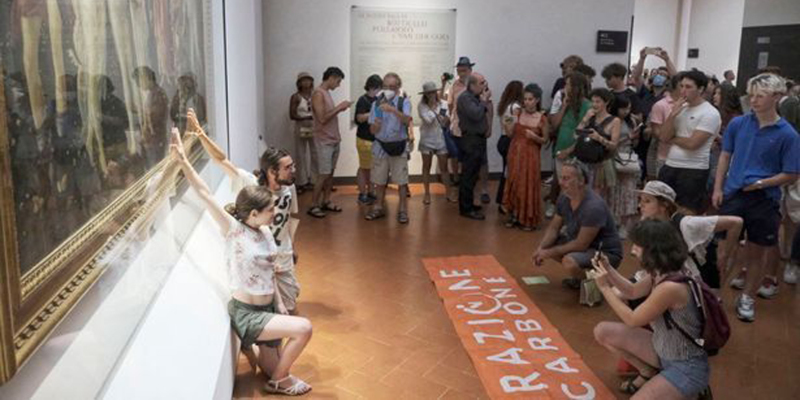 В галерее Уффици экоактивисты заклеили плакатом картину Боттичелли «Весна»