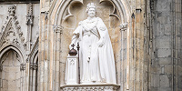 Огромная статуя королевы Елизаветы II, вырезанная из трехтонной глыбы известняка, установлена на фасаде собора в Йорке