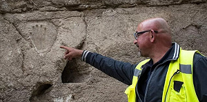 Вырезанный в камне «отпечаток руки» обнаружен в 1000-летнем оборонительном рву Иерусалима