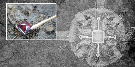 В Англии в могиле знатной женщины обнаружен большой серебряный крест с гранатом 1300-летней давности