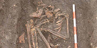 В Англии при раскопках руин средневековой церкви найдено погребение отшельницы XV века в скорченной позе