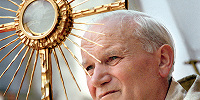 Польское католическое духовенство отстаивает святость папы Иоанна Павла II от обвинений