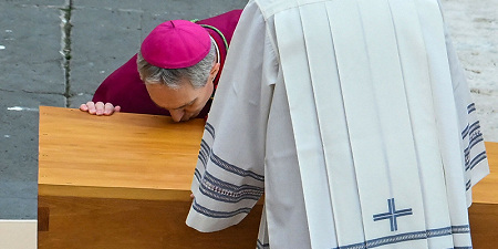 Секретарь Бенедикта XVI уничтожил всю личную переписку покойного Папы Римского