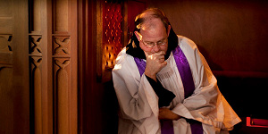 Католического священника лишили права принимать исповедь после того, как он выступил за нарушение ее тайны в делах о сексуальном насилии