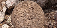 В Мексике археологи обнаружили дискообразный каменный маркер от игры в мяч майя