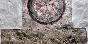 Надпись, написанная руническим и латинским шрифтами на стене церкви в Дании, оказалась… векселем