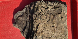 При раскопках на кладбище древнейшей церкви в Глазго обнаружено раннесредневековое изображение воина