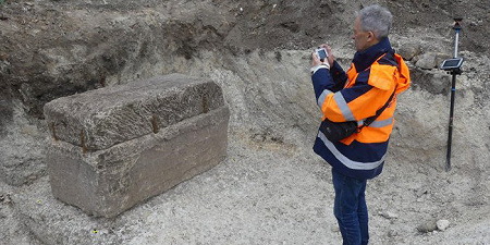 Во Франции обнаружен неразграбленный древнеримский саркофаг 1800-летней давности