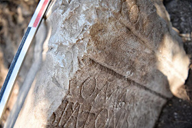 1700-летний римский алтарь обнаружен в стене крепости Вучак в Косове и Метохии