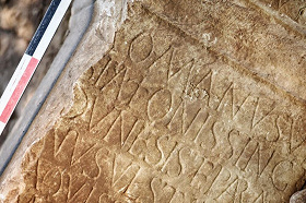 1700-летний римский алтарь обнаружен в стене крепости Вучак в Косове и Метохии
