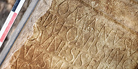 1700-летний римский алтарь обнаружен в стене крепости Вучак в Косове и Метохии
