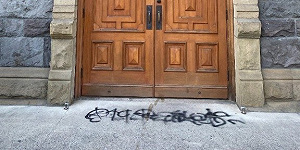 В американском штате Орегон католическая церковь осквернена граффити в поддержку абортов