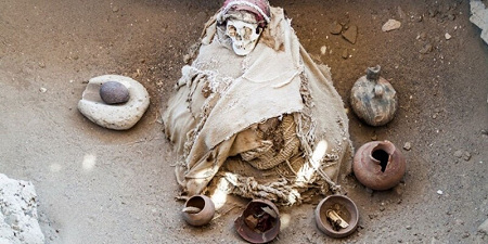 Под улицей в Лиме обнаружена 1000-летняя сидящая мумия