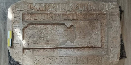 В мечети XIV века в Иране обнаружено 1000-летнее надгробие с куфическими надписями