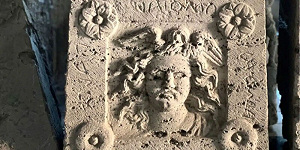 В этрусской урне III в. до н.э. с Медузой обнаружены… вазы, а не прах