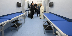 Папа Лев XIV посетил новую клинику для бедных, устроенную под колоннадой собора Святого Петра