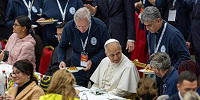 По случаю Всемирного дня бедных Папа Лев XIV разделил трапезу с более чем 1300 нуждающимися
