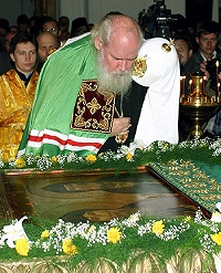 Святейший Патриарх Алексий совершил молебен у раки с мощами основателей Валаамского монастыря — преподобных Сергия и Германа Святейший Патриарх Алексий совершил молебен у раки с мощами основателей Валаамского монастыря — преподобных Сергия и Германа