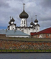 В канун дня памяти преподобных Зосимы, Савватия и Германа Соловецких Предстоятель Русской Церкви совершил всенощное бдение в Спасо-Преображенском соборе Соловецкого монастыря