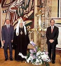 Министр обороны Испании передал Святейшему Патриарху Алексию крест главного купола новгородского собора Святой Софии Министр обороны Испании передал Святейшему Патриарху Алексию крест главного купола новгородского собора Святой Софии