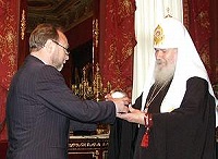 Его Святейшеству вручены диплом и знак премии "Голубь мира"