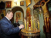 На звоннице Свято-Георгиевского храма г. Енакиево в память о космонавте Георгии Береговом установлены 9 колоколов