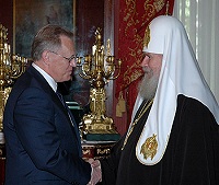 Святейший Патриарх встретился с президентом РАН Ю.С.Осиповым и вручил ему орден святителя Макария, Митрополита Московского, I степени Святейший Патриарх встретился с президентом РАН Ю.С.Осиповым и вручил ему орден святителя Макария, Митрополита Московского, I степени