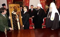 Святейший Патриарх Московский и всея Руси Алексий II и министр внутренних дел Р.Г.Нургалиев подписали соглашение о сотрудничестве между Русской Православной Церковью и МВД РФ Святейший Патриарх Московский и всея Руси Алексий II и министр внутренних дел Р.Г.Нургалиев подписали соглашение о сотрудничестве между Русской Православной Церковью и МВД РФ
