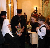 Его Святейшество посетил детский Рождественский праздник в Патриаршей резиденции Свято-Данилова монастыря Его Святейшество посетил детский Рождественский праздник в Патриаршей резиденции Свято-Данилова монастыря