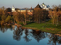 В Новгородском кремле обнаружены фрагменты каменных крестов и саркофагов