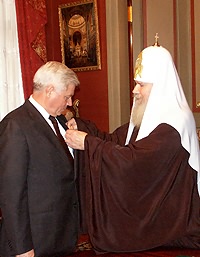 Святейший Патриарх Алексий вручил церковный орден председателю Верховного Суда РФ В.М.Лебедеву