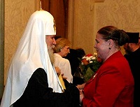 Святейший Патриарх вручил награды организаторам торжеств, посвященных Дню славянской письменности и культуры и сотрудникам Славянского фонда России Святейший Патриарх вручил награды организаторам торжеств, посвященных Дню славянской письменности и культуры и сотрудникам Славянского фонда России