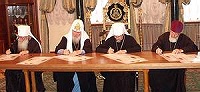 В Патриарших покоях Храма Христа Спасителя состоялось подписание акта о возвращении из США в Россию чудотворной Тихвинской иконы Божией Матери
