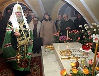 Святейший Патриарх cовершил панихиду у гробницы митрополита Николая (Ярушевича) и всенощное бдение в храме св. Филарета Милостивого в Патриарших покоях Троице-Сергиевой Лавры