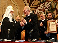 Святейший Патриарх награжден премией свт. Иоанна Златоуста и золотым знаком благотворителя и милостивца Святейший Патриарх награжден премией свт. Иоанна Златоуста и золотым знаком благотворителя и милостивца