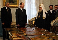 Директор ФСБ Н.П.Патрушев передал Предстоятелю Русской Православной Церкви иконы, изъятые у контрабандистов Директор ФСБ Н.П.Патрушев передал Предстоятелю Русской Православной Церкви иконы, изъятые у контрабандистов