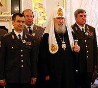 Святейший Патриарх Алексий и Министр внутренних дел РФ Р.Г.Нургалиев поздравили с праздником 60-летия Победы ответственных сотрудников МВД РФ и вручили им церковные награды Святейший Патриарх Алексий и Министр внутренних дел РФ Р.Г.Нургалиев поздравили с праздником 60-летия Победы ответственных сотрудников МВД РФ и вручили им церковные награды