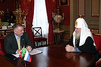 Святейший Патриарх Московский и всея Руси Алексий II принял Посла Дании в России Пера Карлсена Святейший Патриарх Московский и всея Руси Алексий II принял Посла Дании в России Пера Карлсена