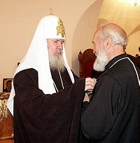 Святейший Патриарх Алексий наградил церковными орденами хранителей Тихвинской иконы в период ее пребывания в США протоиереев Сергия и Александра Гарклавсов