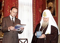 Состоялась церемония награждения Святейшего Патриарха Московского и всея Руси Алексия II орденом «Слава России»