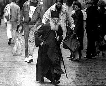 Патриарх Сербский Павел на улицах Белграда
