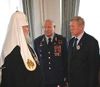 Святейший Патриарх Алексий передал российским космонавтам крест, который будет доставлен на международную космическую станцию Святейший Патриарх Алексий передал российским космонавтам крест, который будет доставлен на международную космическую станцию
