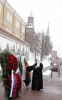 В День защитника Отечества Предстоятель Русской Православной Церкви возложил венок к памятнику Неизвестному солдату В День защитника Отечества Предстоятель Русской Православной Церкви возложил венок к памятнику Неизвестному солдату