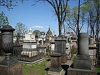 Сотрудницы Красного Креста возложили цветы на могилы своих предшественниц в Александро-Невской лавре