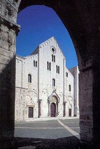 Град Барский приемлет тобою благодать, святителю Николае! (комментарий в аспекте культуры)