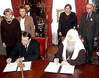 Святейший Патриарх Московский и всея Руси Алексий II и Министр здравоохранения Российской Федерации Ю.Л.Шевченко подписали Соглашение о сотрудничестве