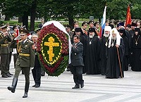 По случаю 65-й годовщины начала Великой Отечественной войны Святейший Патриарх возложил венок к памятнику Неизвестному Солдату