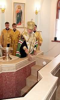 Предстоятель освятил крещальную часовню на московском подворье Пюхтицкого монастыря