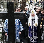Святейший Патриарх Кирилл совершил панихиду на могиле своих родителей